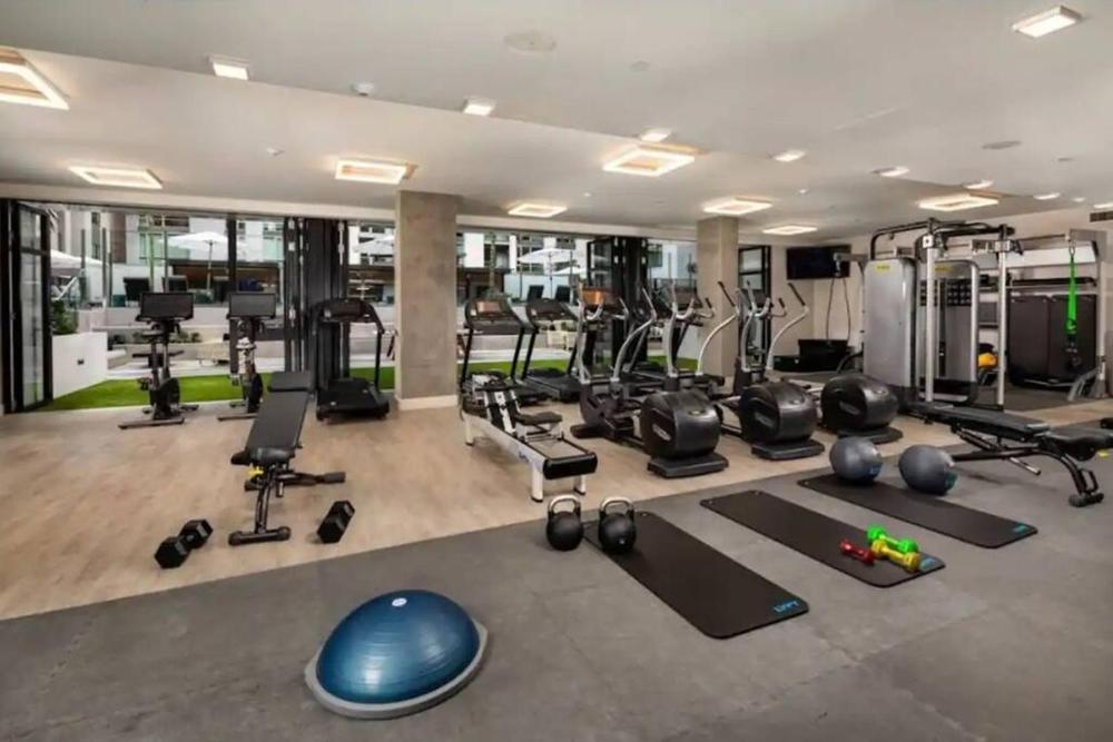 Comfy Apt with pool & hot tub in downtown LA'